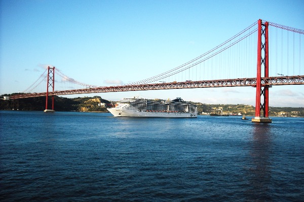 25 de Abril Bridge